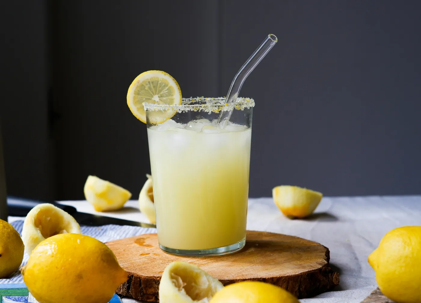 Verre de boisson glacée au citron avec une paille en verre