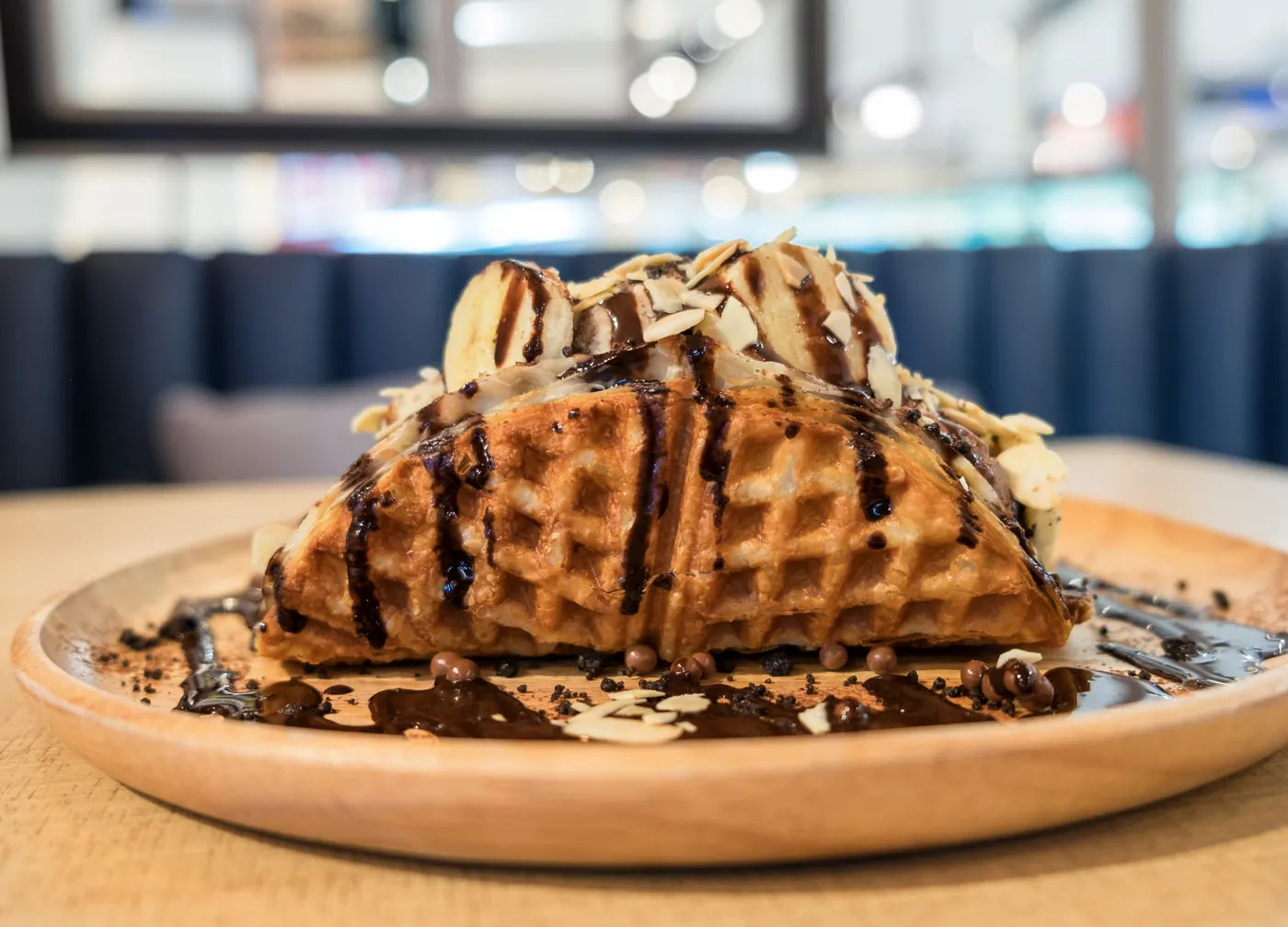 Gaufre garnie de glace, de chocolat et d’amandes