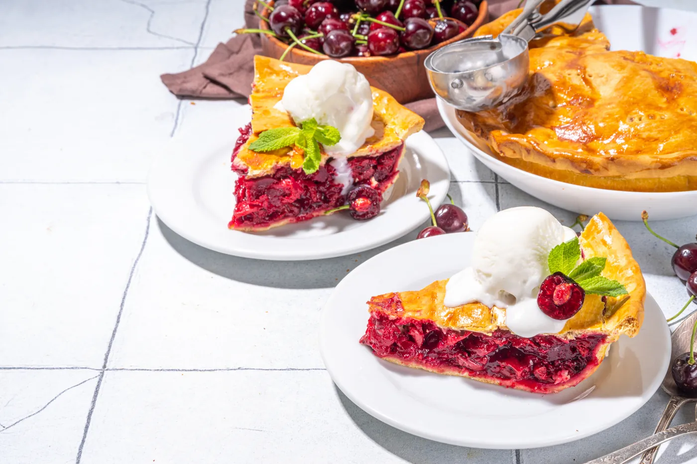Parts de tarte aux fruits rouges avec une boule de glace