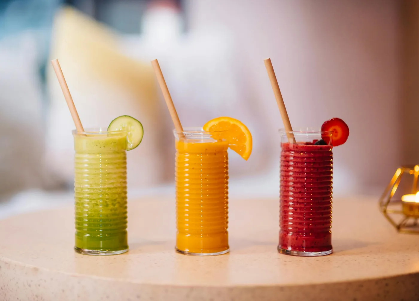 Trois jus de fruits frais : kiwi, orange et fruits rouges