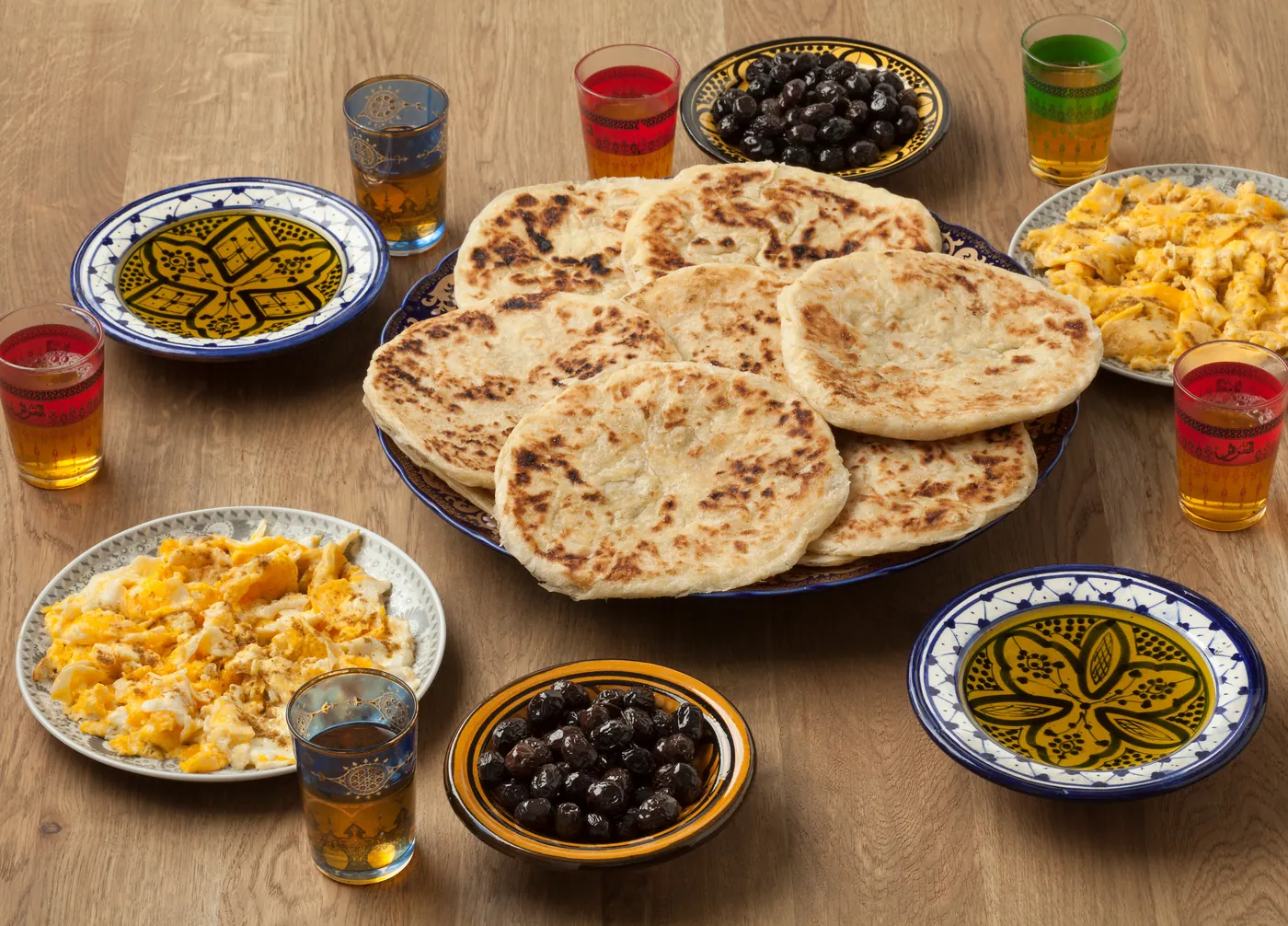 Petit-déjeuner marocain : msemen, œufs, olives et thé à la menthe
