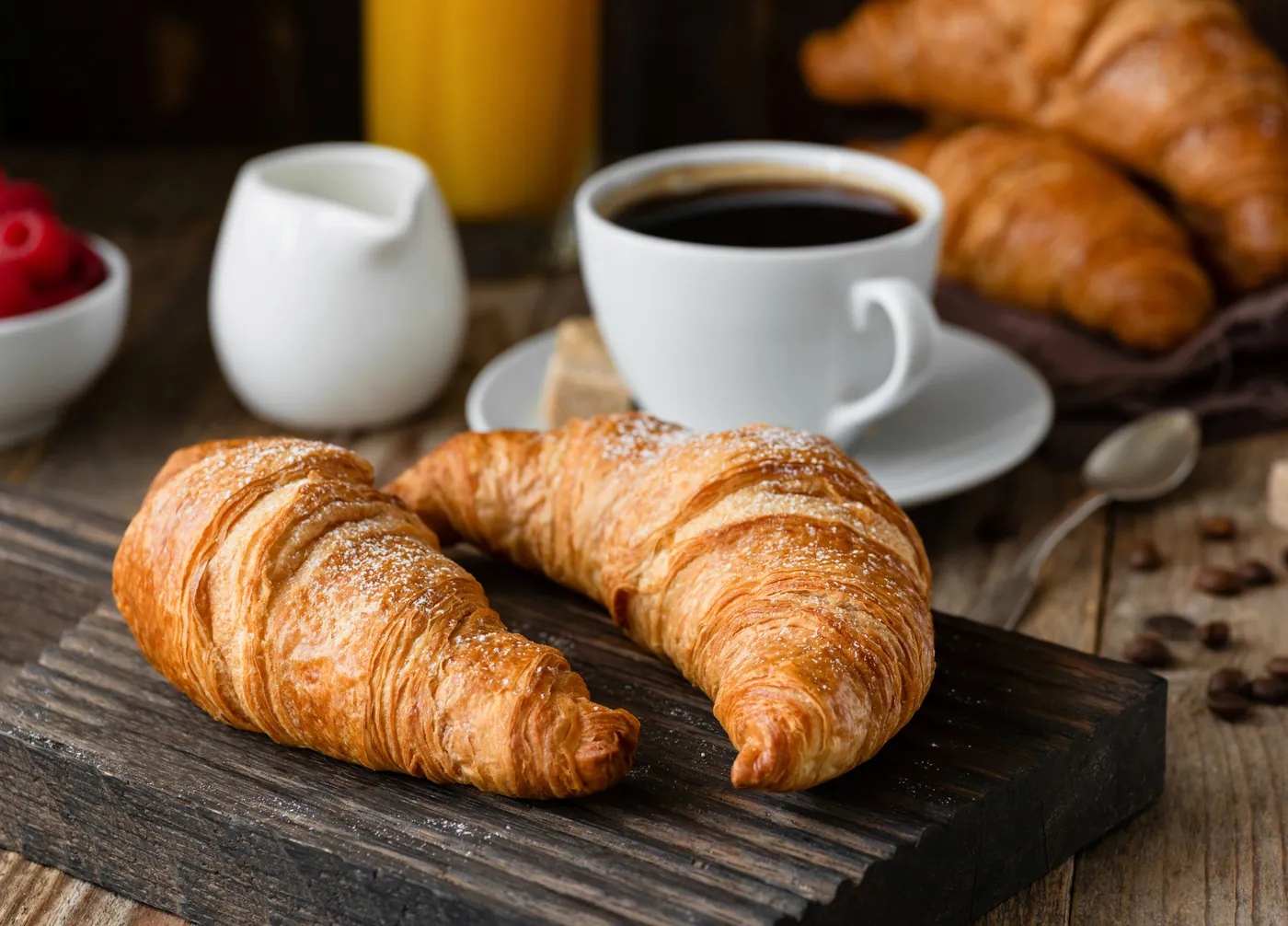 Croissants, café noir et jus d’orange