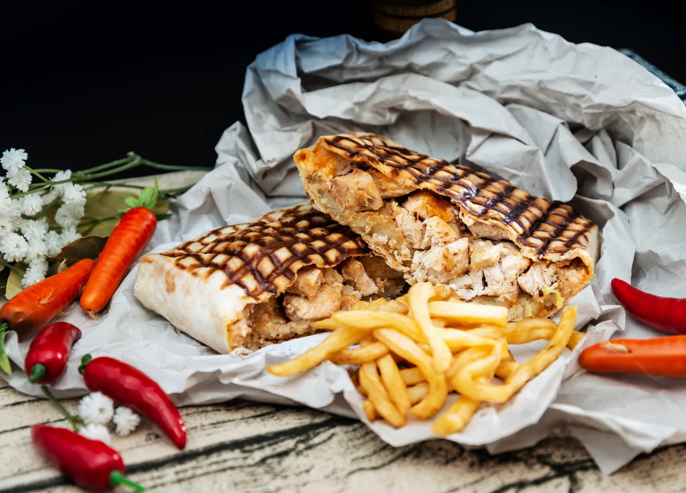 Tacos grillés coupés en deux, servis avec des frites
