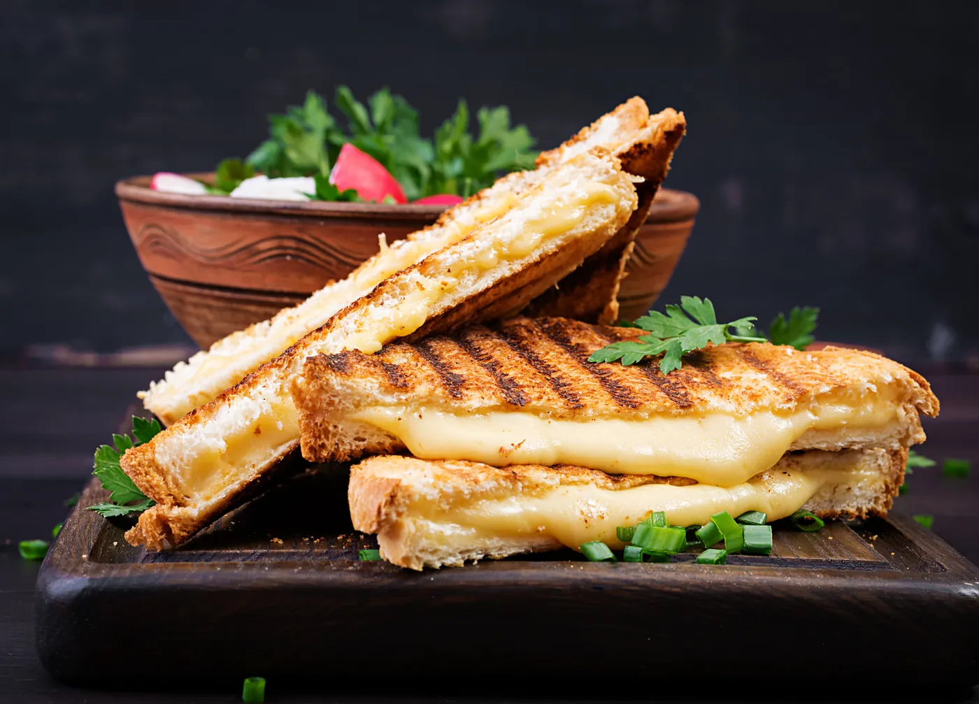 Sandwichs grillés au fromage fondu sur une planche